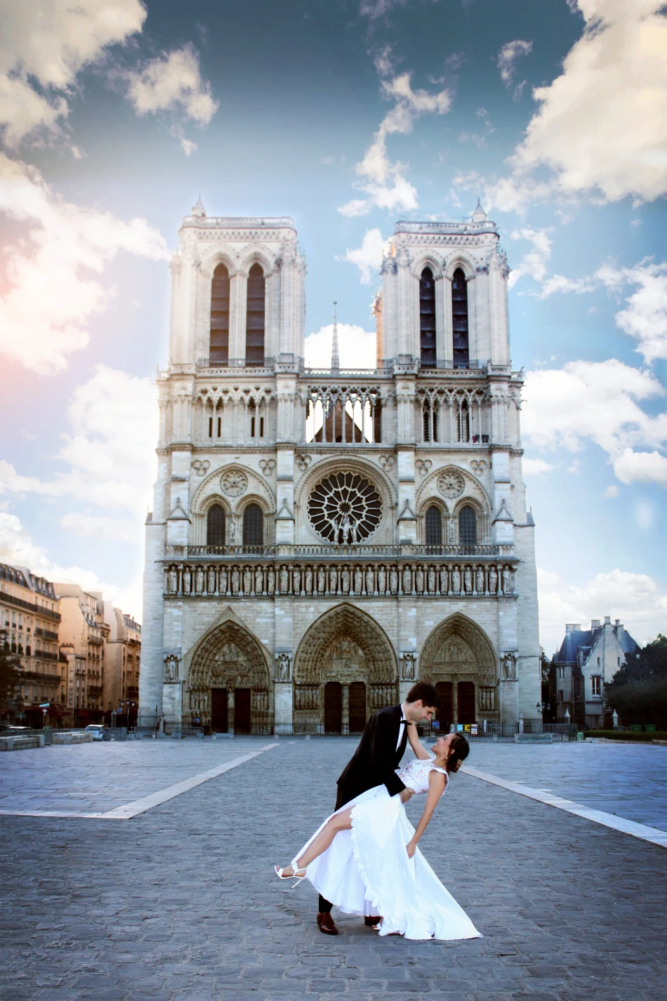 Wedding picture in front of Notre Dame de Paris.