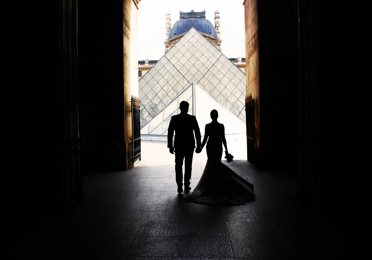 Wedding picture in Le Louvre.